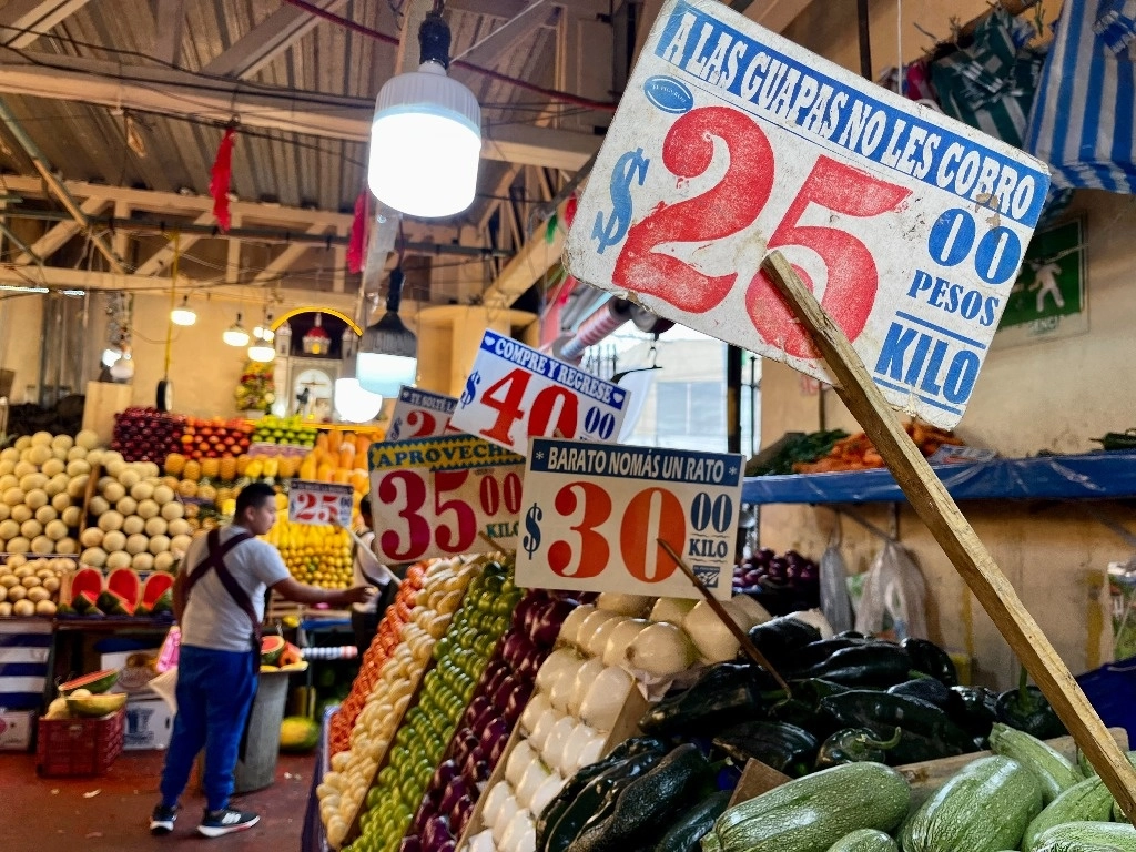 Venta de frutas y verduras en un mercado de la Ciudad de México. Foto Luis Castillo