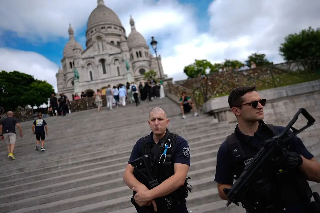 Oficiales de la Fuerza de Intervención de la Policía Nacional vigilan la basílica del Sagrado Corazón de Montmartre, antes de los Juegos Olímpicos de Verano de 2024, el 22 de julio de 2024, en París, Francia. Foto Ap