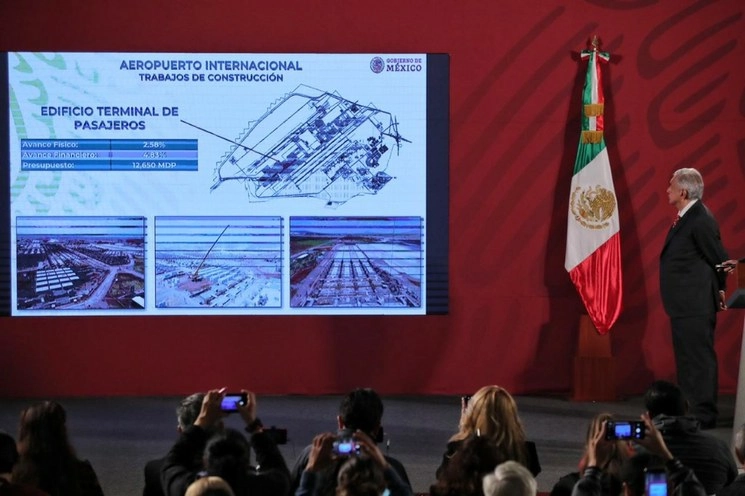 El presidente Andrés Manuel López Obrador durante la conferencia matutina en Palacio Nacional, al referirse al aeropuerto Felipe Ángeles. Foto Marco Peláez