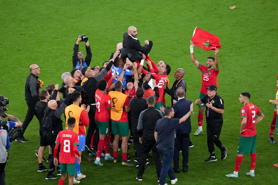 El director técnico de Marruecos, Walid Regragui festeja con los jugadores tras ganar el partido correspondiente a los cuartos de final entre Marruecos y Portugal en la Copa Mundial de la FIFA 2022, en el estadio Al Thumama, en Doha, Catar. Foto Xinhua