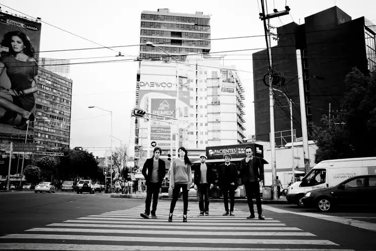 Los integrantes de la agrupación, en una de las calles de la Ciudad de México. Foto tomada del Facebook de los músicos
