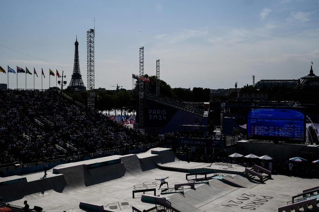 Competencia preliminar de skateboarding masculino, con la Torre Eiffel de fondo durante los Juegos Olímpicos de París, el 29 de julio de 2024. Foto Afp