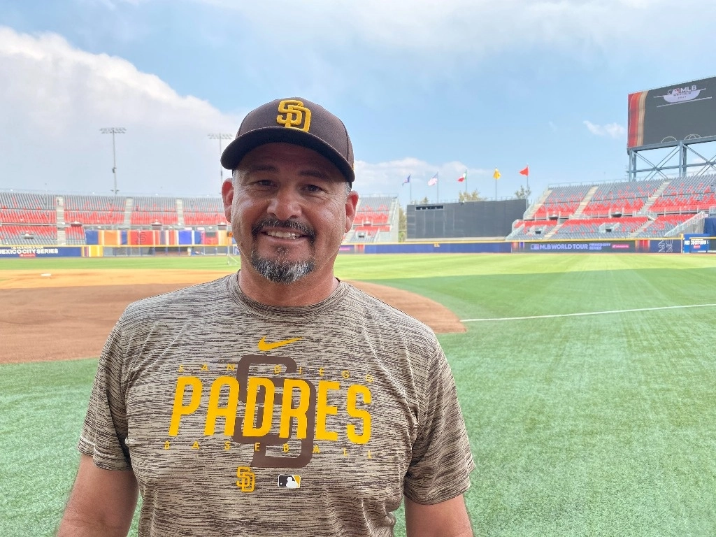 El entrenador de pitcheo Rubén Niebla. Foto Ap y Juan Manuel Vázquez
