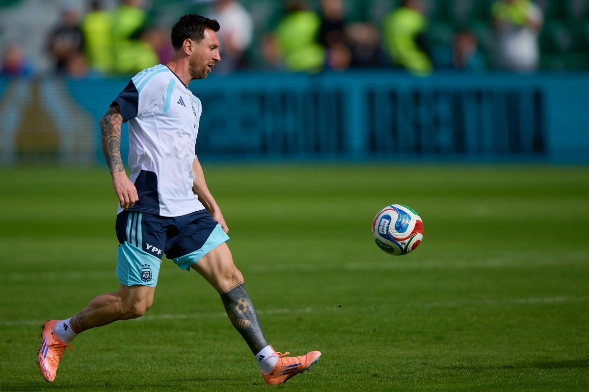 Messi, de 38 años, todavía no confirma su presencia en la justa que se disputará en Estados Unidos, México y Canadá a mediados de 2026, pese a haber logrado la clasificación con la Albiceleste. Foto