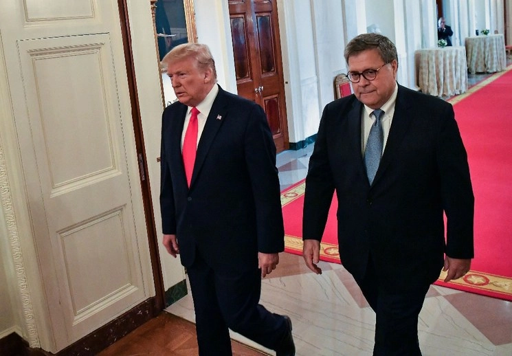 Donald Trump y el fiscal general William Barr en la Sala Este de la Casa Blanca en Washington, DC. Foto Afp / Archivo 