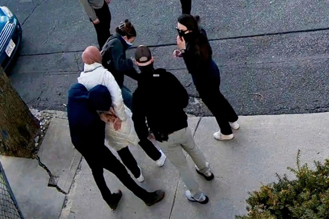 Momento de la detención de Rumeysa Ozturk, estudiante turca de doctorado en la Universidad de Tufts, en Massachusetts, tras ser acusada de "haber participado en actos de apoyo a Hamas", con motivo de las protestas estudiantiles en EU contra la invasión israelí de Gaza.