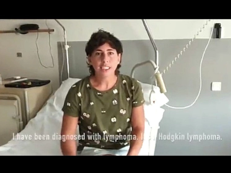 La tenista española Carla Suárez, quien se dio de baja a última hora del Abierto de Estados Unidos que se disputa en NY por razones médicas, anunció que sufre un linfoma de Hodgkin y que se someterá a seis meses de quimioterapia. Imagen tomada del video transmitido a través de su cuente en Twitter @CarlaSuarezNava