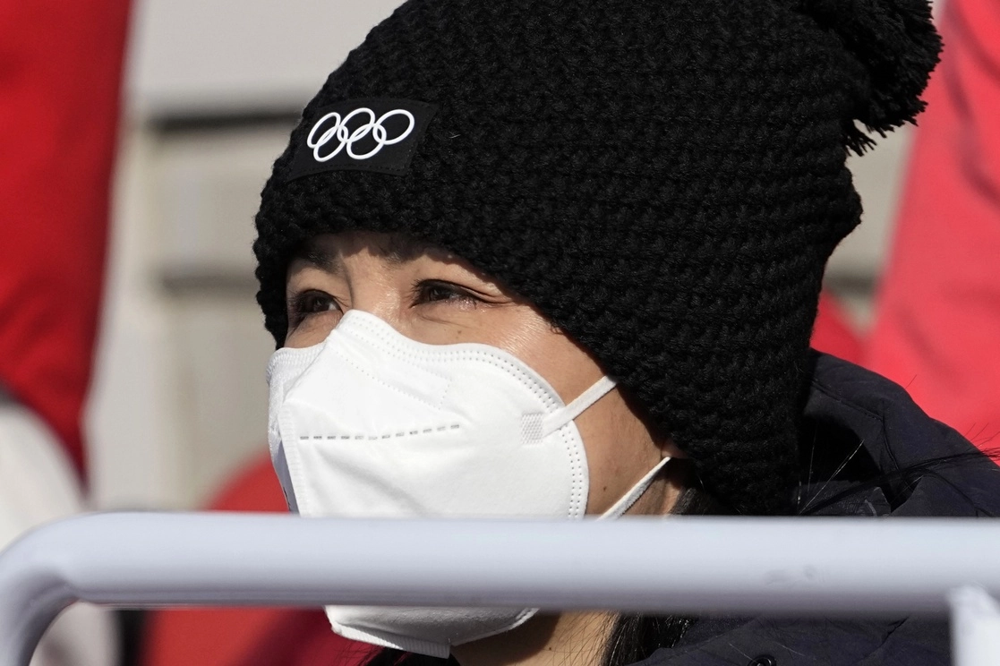 La tenista china Peng Shuai estuvo sentada entre los atletas olímpicos y los miembros de las delegaciones de varios países durante las finales de esquí freestyle big air, el 8 de febrero de 2022. Foto Ap