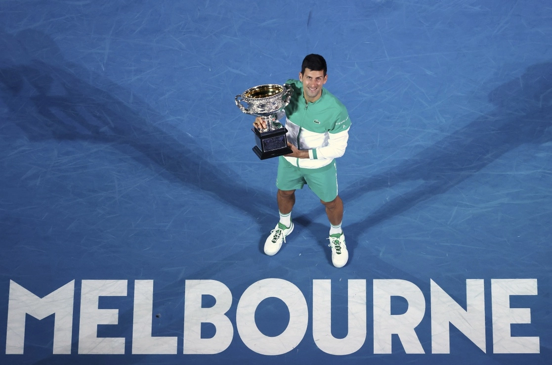 Novak Djokovic, número uno mundial, ha expresado públicamente su oposición a las vacunas y se ha negado a decir si está vacunado contra el Covid-19. La imagen, del 21 de febrero de 2021. Foto Ap