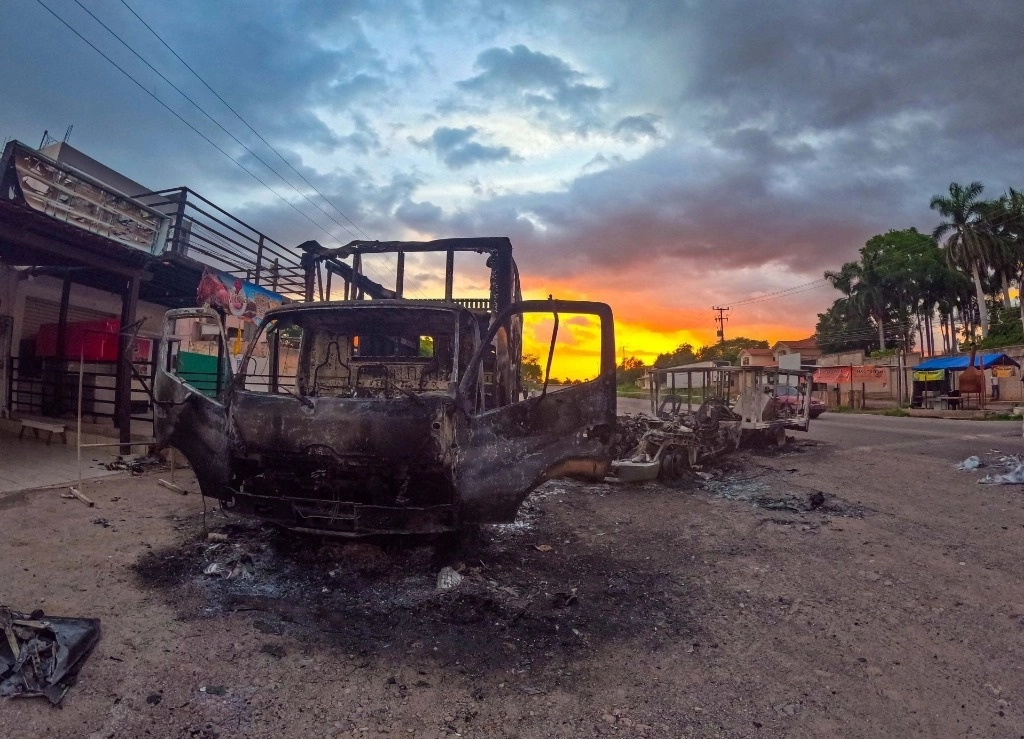 Vehículos fueron quemados por grupos delictivos en la zona rural de Jesús María, en Culiacán, Sinaloa, el 29 de agosto de 2024. Foto Cuartoscuro 