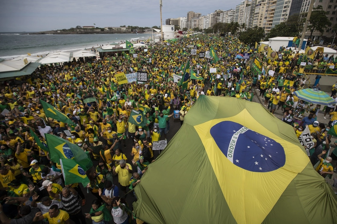 Simpratizantes del presidente de Brasil, Jair Bolsonaro, cargan una gigantesca bandera nacional en la playa de Copacabana, en el Día de la Independencia, el 7 de septiembre de 2021. Foto Ap 