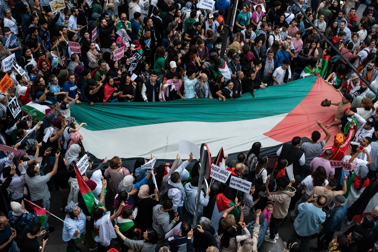 Personas con una bandera de Palestina durante una manifestación en apoyo al pueblo palestino, desde la Puerta del Sol, en Madrid. Foto Europa Press

