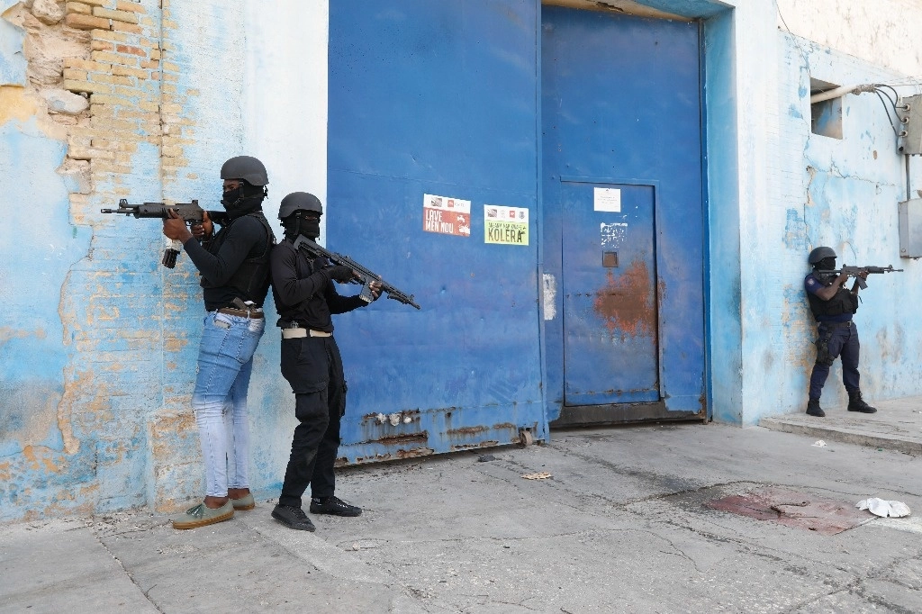 La Policía Nacional hace guardia afuera de la Penitenciaría Nacional vacía después de un pequeño incendio en el centro de Puerto Príncipe, Haití, Haití, el 14 de marzo de 2024. Foto Ap