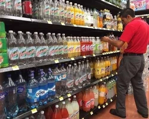 La tensión de la disputa por la modificación a la norma que regula el etiquetado de productos preenvasados y bebidas no alcohólicas escaló su nivel, luego de que Alfonso Guati Rojo Sánchez, de la  la SE, fue acusado de amenazar a la jueza que otorgó el amparo a las empresas. Foto Guillermo Sologuren / Archivo
