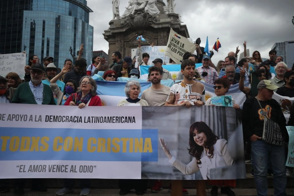Manifestación a favor de la vicepresidenta de Argentina, Cristina Fernández de Kirchner, en la CDMX. Foto Yazmín Ortega