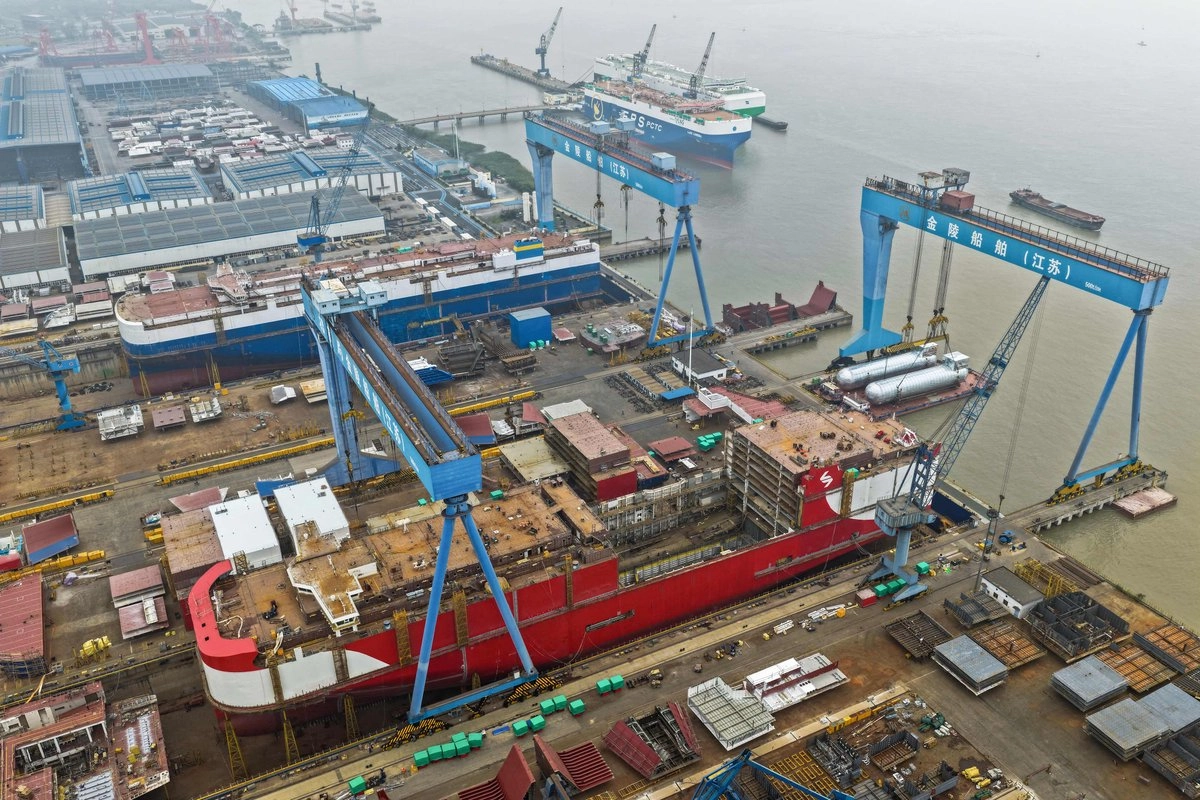 Esta vista aérea muestra barcos en construcción en una instalación de construcción naval a lo largo del río Yangtze en Yangzhou, provincia de Jiangsu, este de China, el 14 de octubre de 2025. Foto