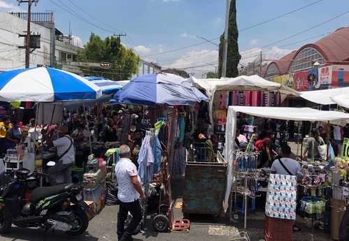 Luego de tres días de no poder instalar sus puestos, comerciantes de Tepito ofrecieron ayer su mercancía sobre el Eje 1 Norte, en el contexto del semáforo naranja de la pandemia. Foto Roberto García