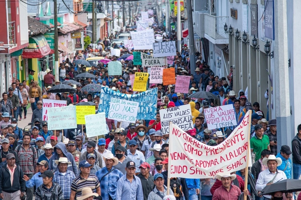 Protesta en Teopisca, Chiapas, contra la imposición de Luis Valdez como presidente municipal, luego del asesinato de su hermano y edil, Rubén de Jesús Valdez Díaz. Foto Cuartoscuro  