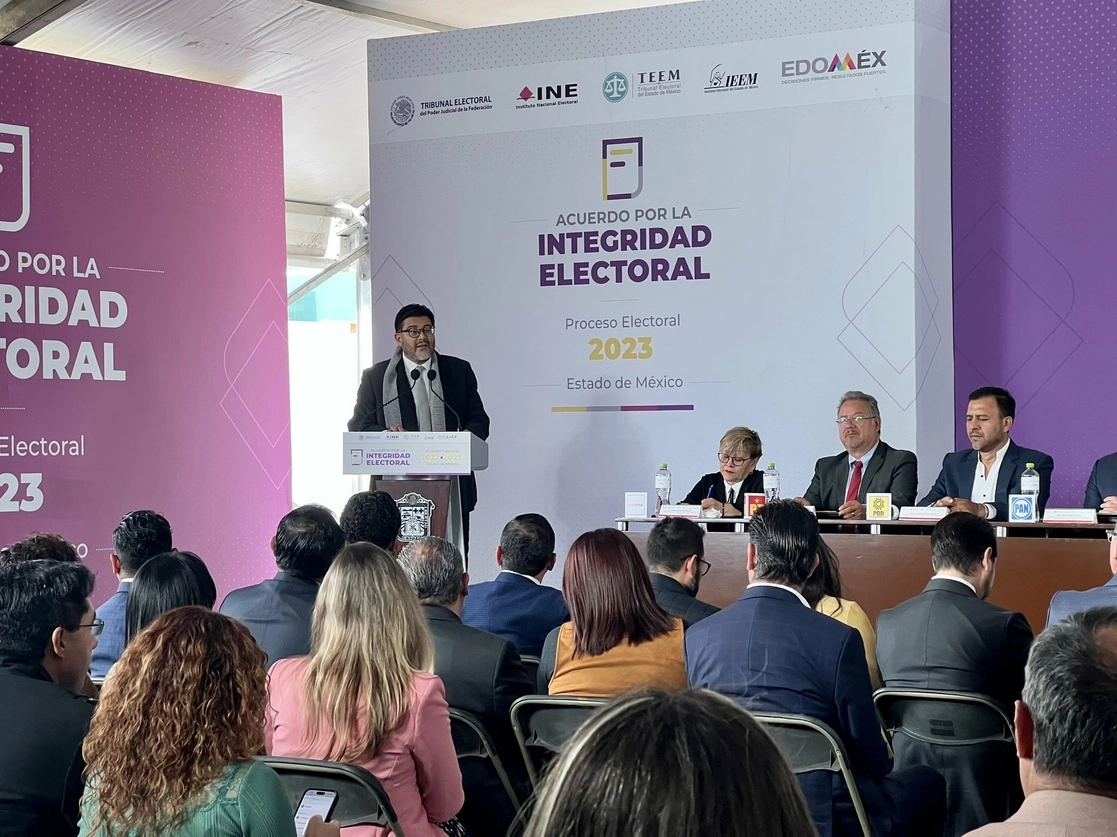 El magistrado presidente del TEPJF, Reyes Rodríguez, encabezó la firma del acuerdo por la integridad en la elección del estado de México, el 19 de enero de 2023. Foto tomada del Twitter del @IEEM_MX