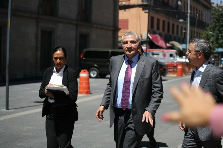 El secretario de gobierno Adán Augusto al término  de  reunión privada con el presidente Andrés Manuel López Obrador el 13 de junio. Foto Yazmín Ortega Cortés