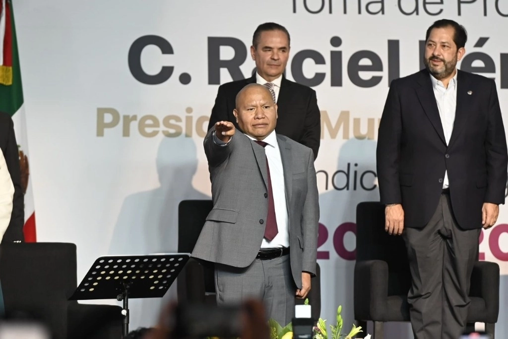 El Secretario General de Gobierno del Estado de México, Horacio Duarte Olivares, tomó protesta a Pérez Cruz. Foto La Jornada