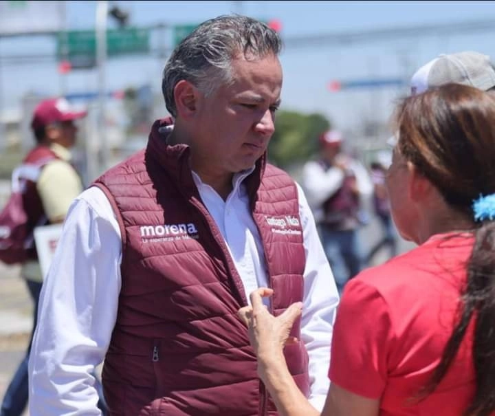 Santiago Nieto en un recorrido vecinal como parte de su campaña. Foto La Jornada