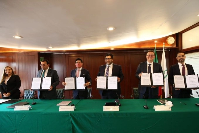 Autoridades del TEPJF y FEDE Nuevo León durante la firma del convenio. Foto tomada de la cuenta de Twitter @TEPJF_informa