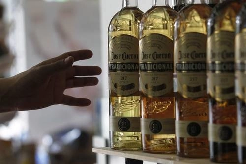 Venta de tequila en la ciudad de México. Foto Reuters / Archivo