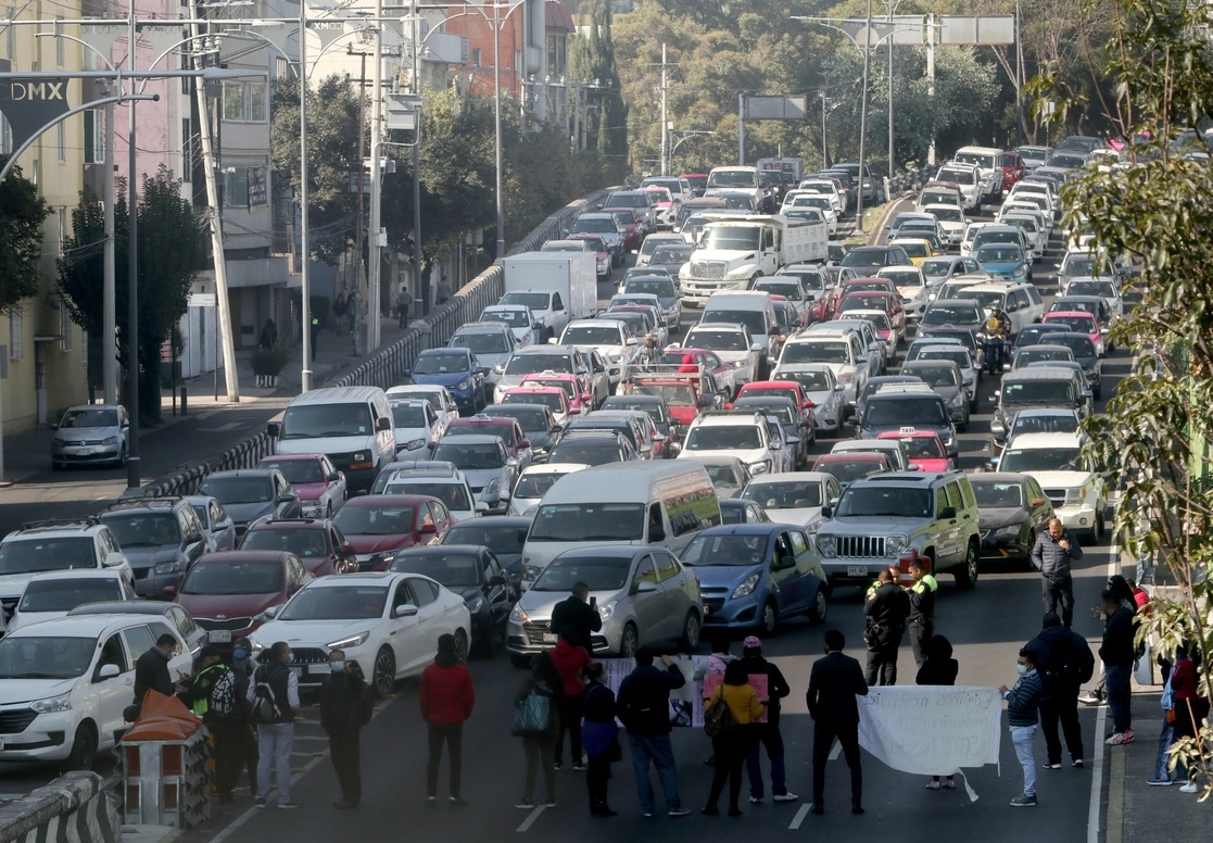 Trabajadores del Tribunal Superior de Justicia bloquearon nuevamente arterias de la capital para exigir el pago de salarios y aguinaldos. Por la tarde liberaron vialidades y edificios sedes tras ser informados de las fechas para cubrir los adeudos. Foto Alfredo Domínguez