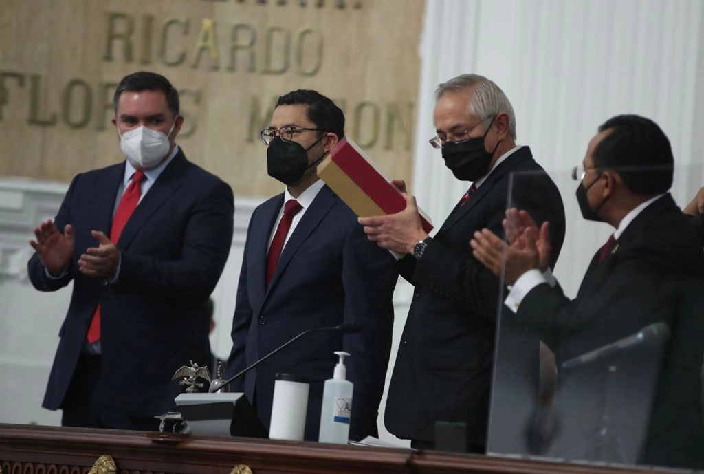 El secretario de Gobierno de la Ciudad de México, Martí Batres, entregó el tercer informe de actividades de la jefa de Gobierno capitalino, Claudia Sheinbaum, en el Congreso local, el 1 de septiembre de 2021. Foto José Antonio López
