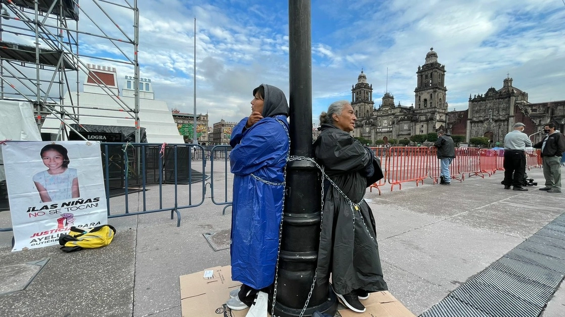 Mujeres se encadenaron frente a Palacio Nacional, para exigir solución a los casos de sus familiares desaparecidos en el marco del Tercer Informe de Gobierno. Foto Jair Cabrera