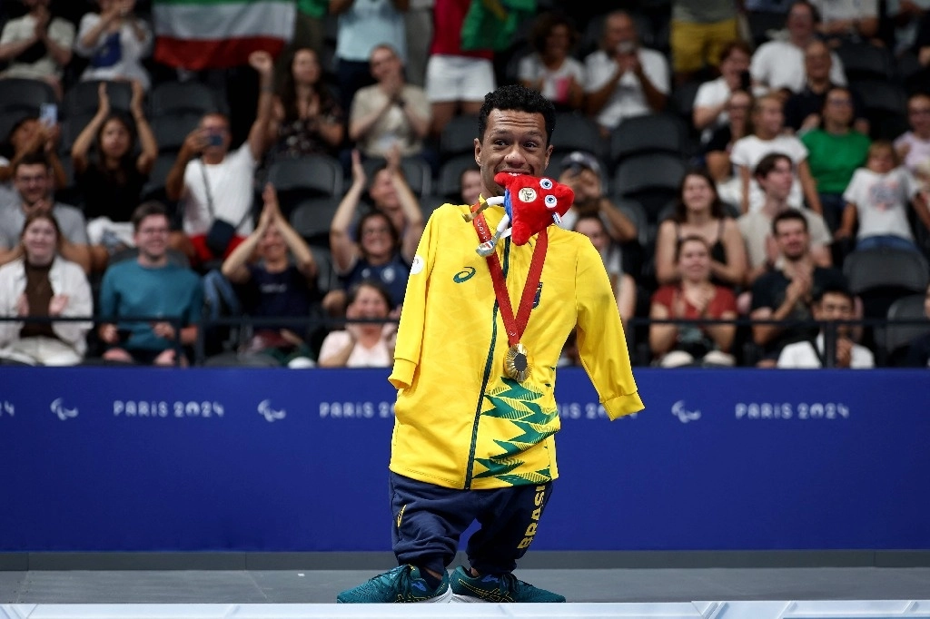El nadador brasileño Gabriel Geraldo dos Santos Araujo, medallista de oro, celebra durante la ceremonia de victoria en la final de oro de los 200 m estilo libre masculino S2 de los Juegos Paralímpicos de París 2024 en el Arena París La Defense en Nanterre, al oeste de París, el 2 de septiembre de 2024. Foto Afp