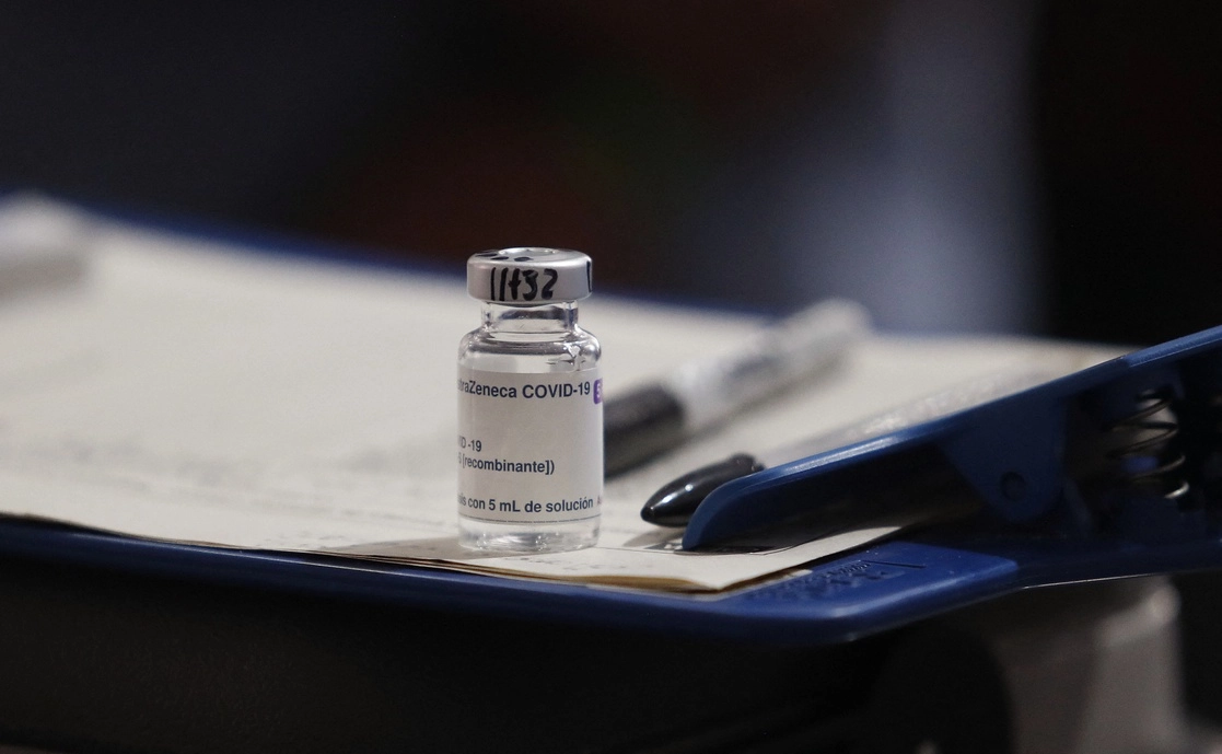 Una dosis de la vacuna contra el coronavirus de AstraZeneca, en un centro de vacunación en Bogotá, Colombia, el 21 de diciembre de 2021. Foto Afp 