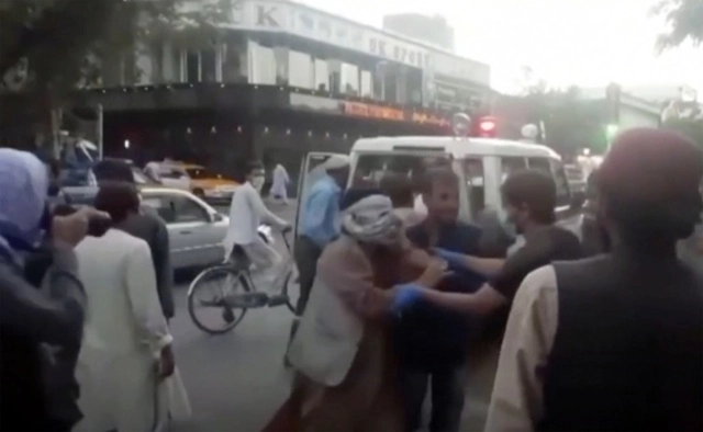 En imagen de video, personas auxilian a uno de los heridos tras las explosiones afuera del aeropuerto de Kabul, el 26 de agosto de 2021. Foto AÅ›vaka vía Ap 