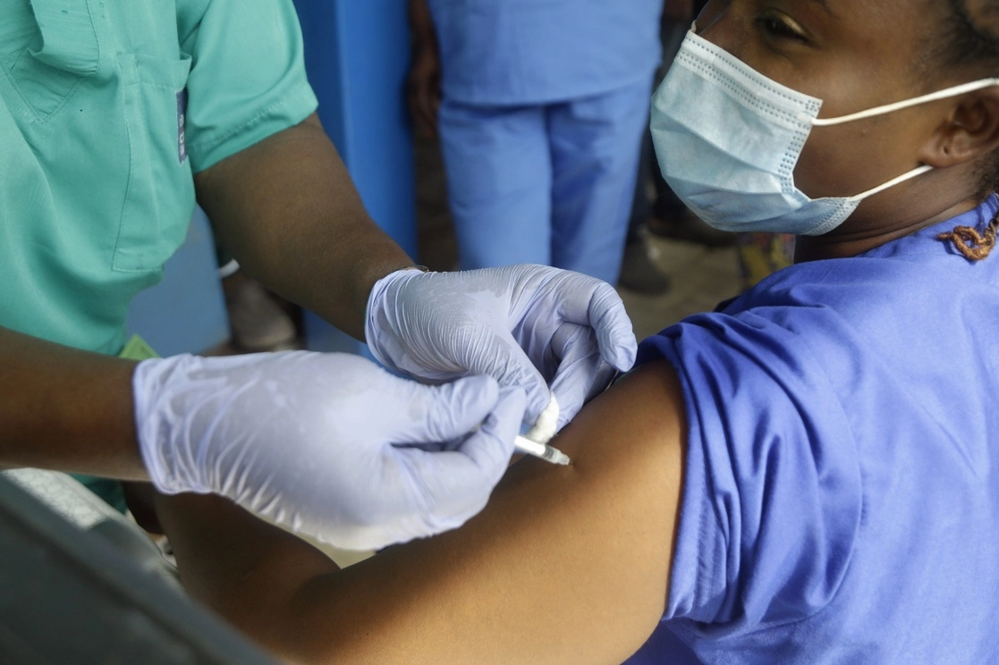 Una trabajadora de un hospital recibe la vacuna contra el coronavirus en Lagos, Nigeria. Foto Ap / Archivo