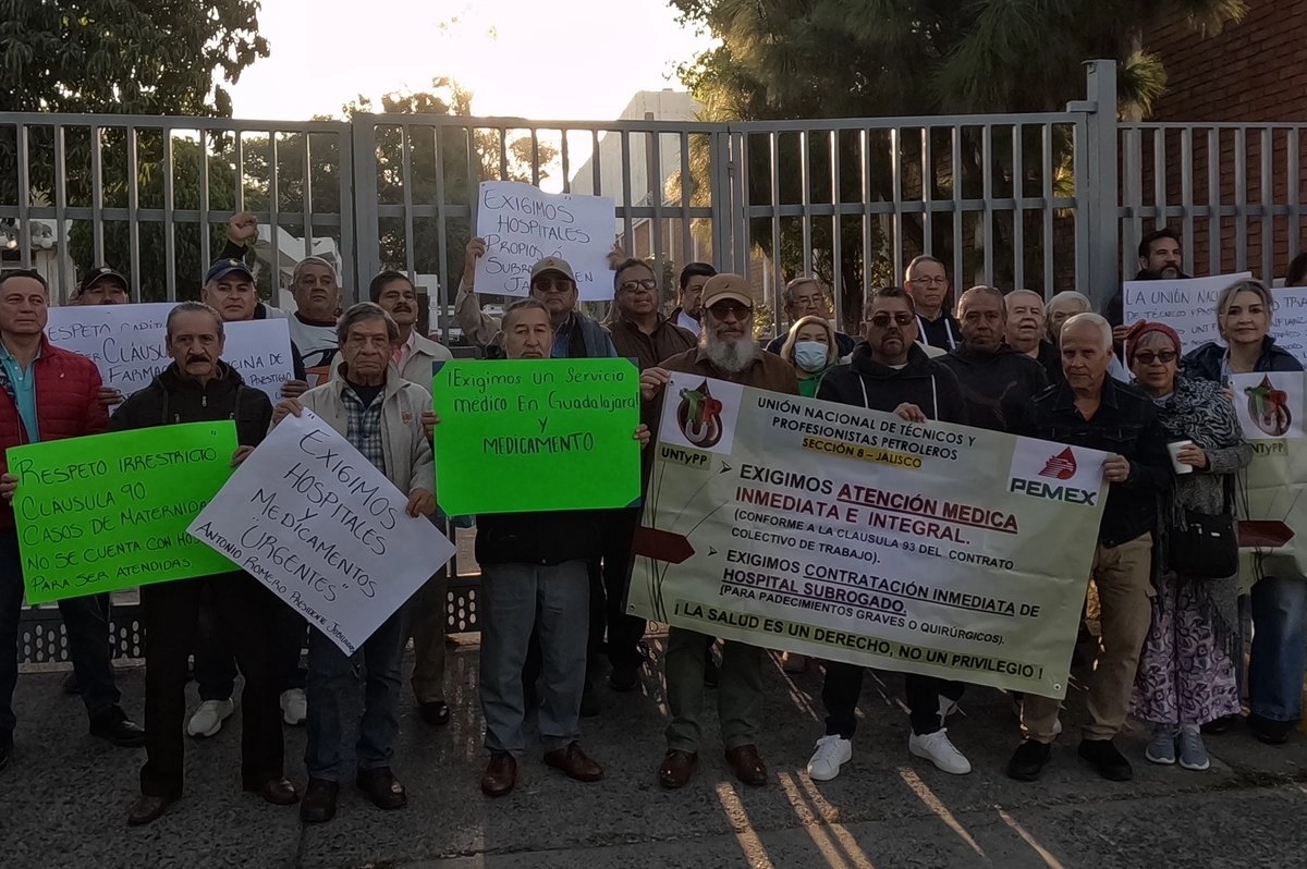 Trabajadores y jubilados de Pemex durante la protesta. Foto 