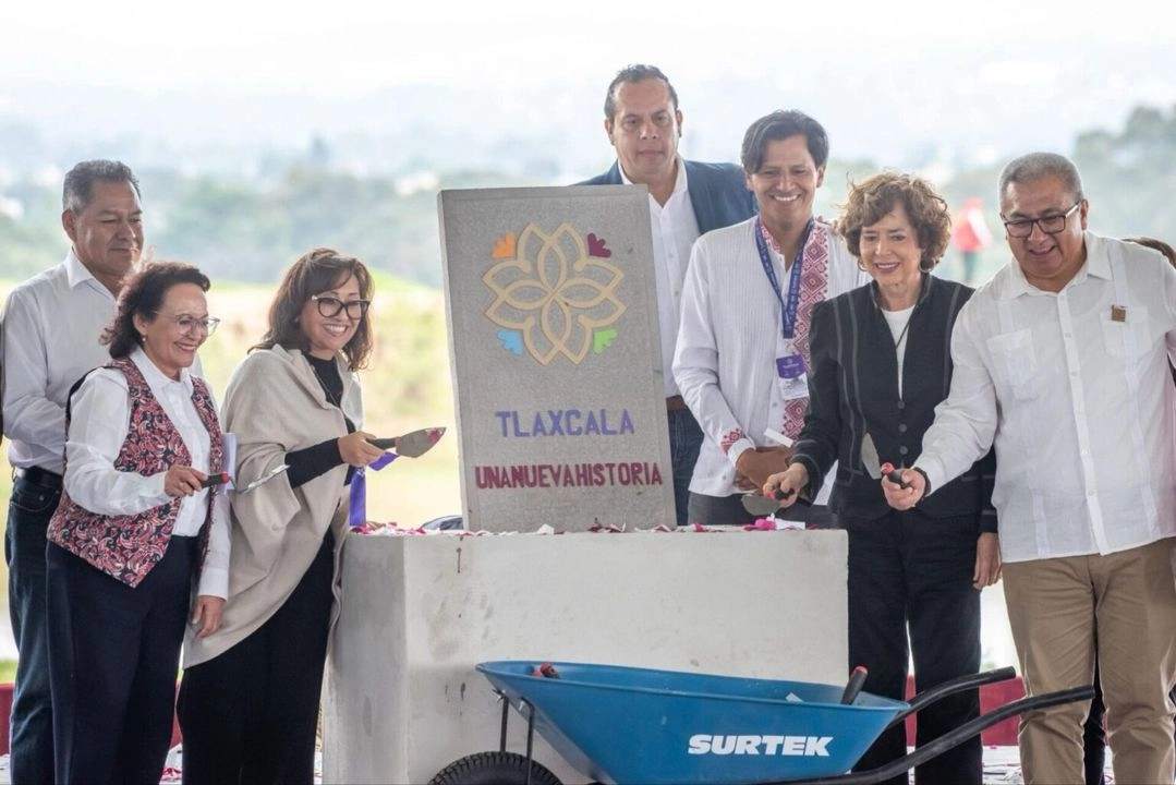 Durante la colocación, de manera simbólica, de la primera piedra de la UNRC Unidad Teolocholco, la secretaria de la Secihti, Rosaura Ruiz Gutiérrez (a la derecha), firmó un convenio de colaboración con la gobernadora de Tlaxcala, Lorena Cuéllar Cisneros (centro izquierda), y la rectora de la UNRC, Alma Herrera Márquez.