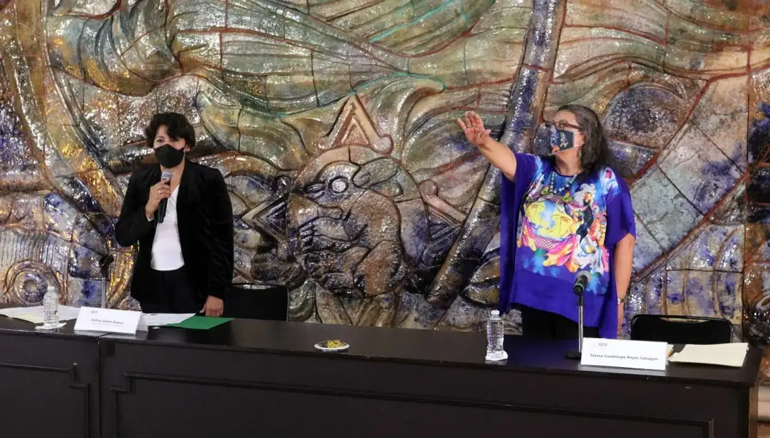 La titular de la SEP, Delfina Gómez, le tomó protesta a Teresa Guadalupe Reyes Sahagún como directora general del INEA, en el salón Nishizawa del edificio sede de la SEP en la Ciudad de México, el 15 de abril de 2021. Foto Cuartoscuro
