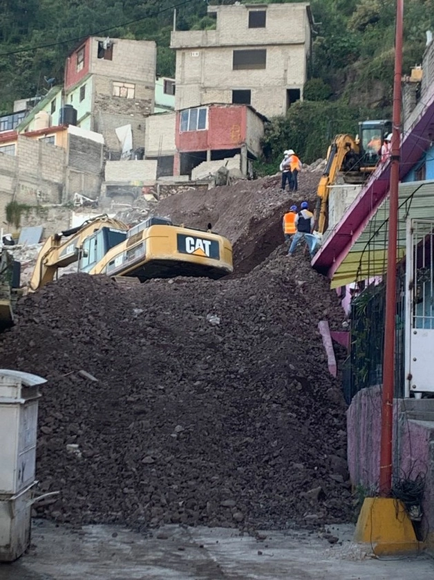 En total 11 casas en riesgo fueron demolidas en la faldas del cerro El Chiquihuite en el Estado de México. Foto La Jornada