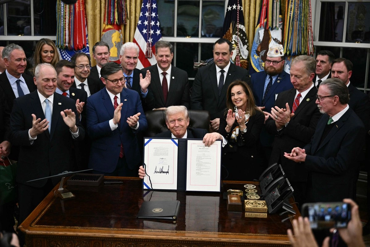 El presidente Donald Trump muestra el paquete de leyes firmado para la reapertura del gobierno federal. Foto 