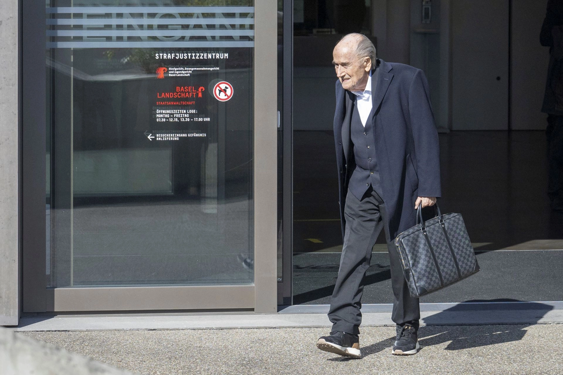 El ex presidente de la FIFA, Joseph Blatter, a su salida del Tribunal de Apelación del Tribunal Federal de Suiza, en el juicio que se le sigue a él y al ex futbolista francés Michel Platini por acusaciones de soborno.