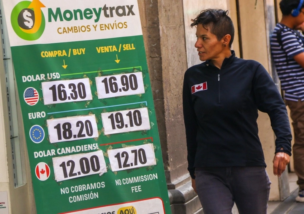 Precios de compra y venta de dólares en bancos y casas de cambio en la Ciudad de México. Foto Cuartoscuro