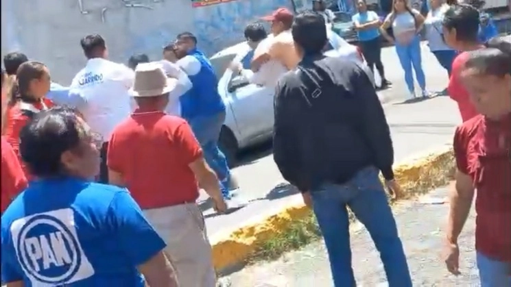 Aunque no se precisaron las causas del choque, seguidores del PRI estaban inconformes por la presencia del PAN en la zona. Foto tomada del video de redes