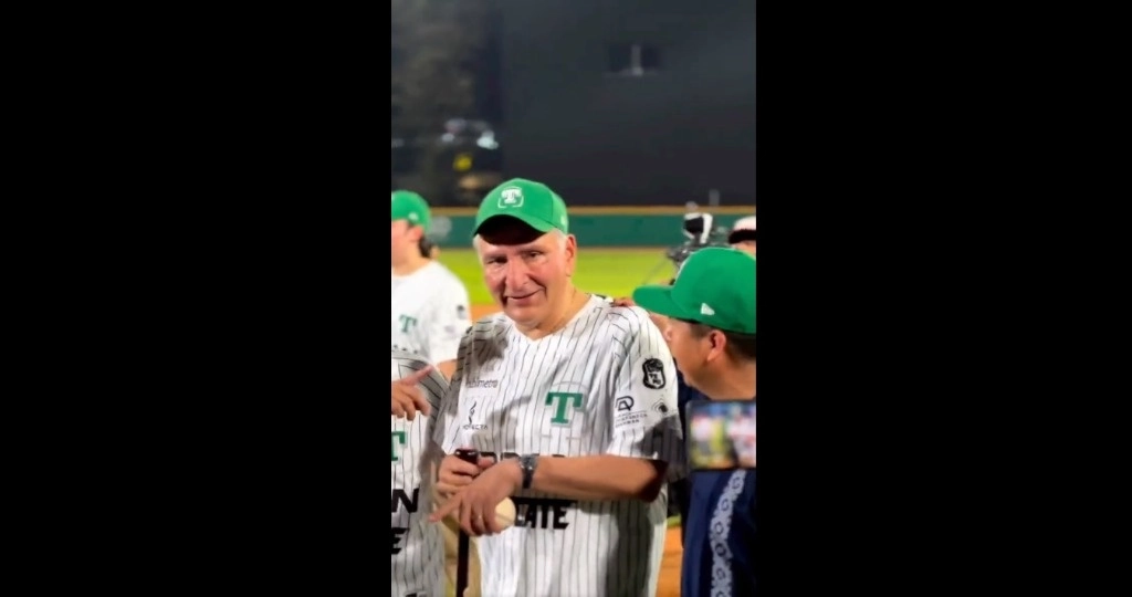 El secretario de Gobernación durante la reinauguración de un parque de beisbol en Tabasco. Foto tomada de su cuenta de twitter