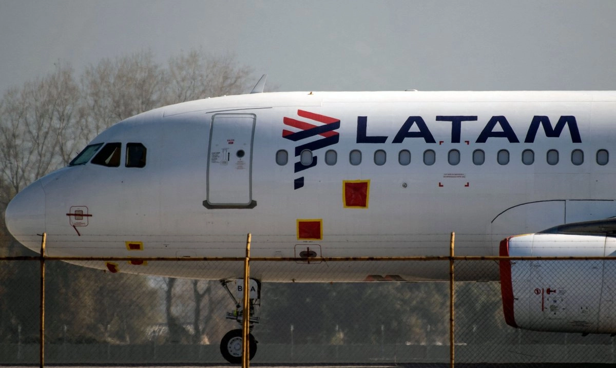 Un avión de LATAM Airlines se encuentra en la pista del Aeropuerto Internacional de Santiago el 26 de mayo de 2020. LATAM, la mayor aerolínea de Sudamérica, anunció el 17 de noviembre de 2025 la suspensión de sus vuelos regulares hasta el 22 de noviembre, afectando a 10 mil pasajeros, debido a una huelga de uno de los sindicatos de pilotos en Chile que exige mejores salarios. Foto