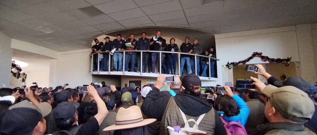 En el interior del inmueble pidieron la presencia del director del Cobaeh, Rubén López Valdez, quien se vio obligado a salir de su despacho y atenderlos. Foto La Jornada