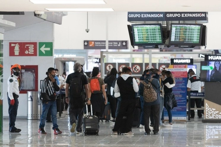 Usuarios de la Terminal 1 del Aeropuerto Internacional de la Ciudad de México. Foto Pablo Ramos / Archivo