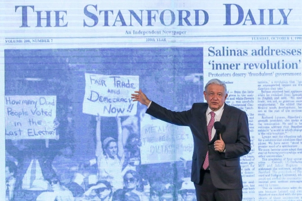 El presidente Andrés Manuel López Obrador muestra la portada del 1 de octubre de 1991 del periódico estadunidense 'The Stanford Daily', en el que se observa a Claudia Sheinbaum (virtual presidenta electa) protestando en contra de las políticas del aquel entonces presidente Carlos Salinas de Gortari. Foto Cuartoscuro 