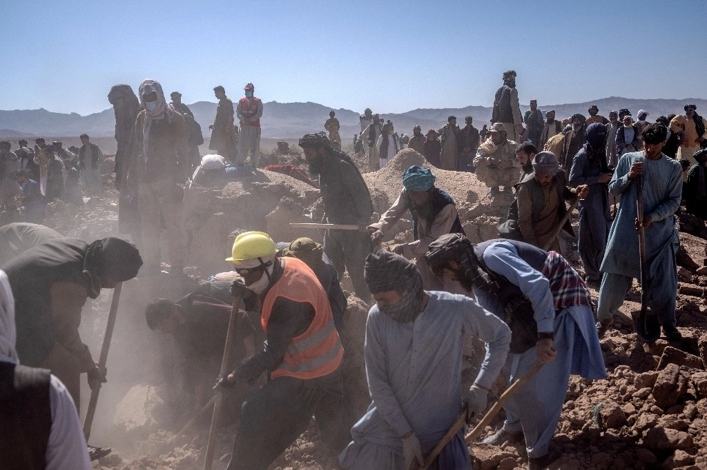 Afganos buscan víctimas después de un terremoto en el distrito de Zenda Jan en la provincia de Herat, en el oeste de Afganistán. Foto Ap