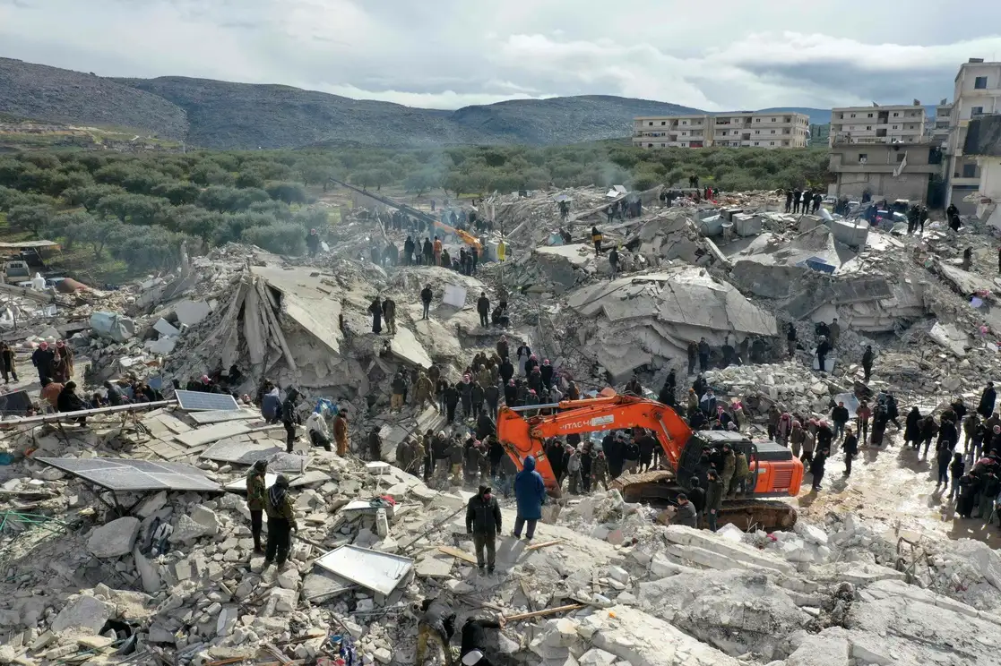 Vista aérea de la búsqueda de sobrevivientes entre los escombros, tras el devastador terremoto, en la provincia de Idlib, en Siria. Foto Afp 
